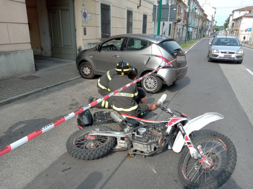 Scontro moto-auto al Ronzone: ferito giovane centauro